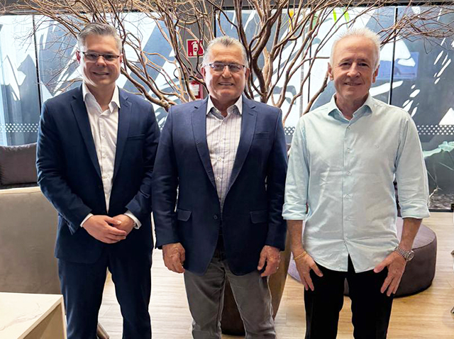 O convite foi feito pelo presidente da Unicred, Dr. Paulo Moro. O diretor geral da Unicred Campo Grande, Diego Moraes Garcia também marcou presença no convite