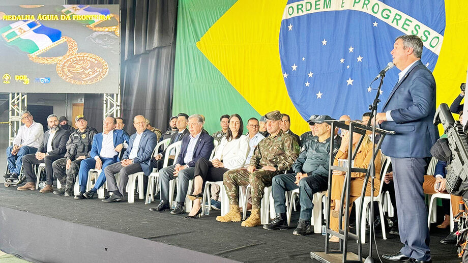 Governador Eduardo Riedel participa da entrega da medalha Águia da Fronteira a autoridades civis e militares na sede do DOF, em Dourados