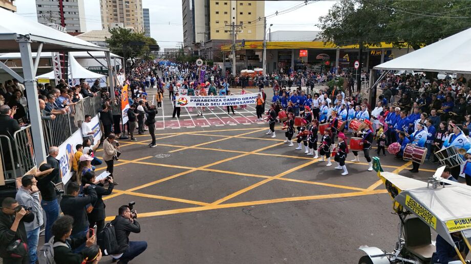 Desfile Cívico reúne milhares de pessoas no centro da Capital em comemoração ao aniversário de 126 anos da cidade