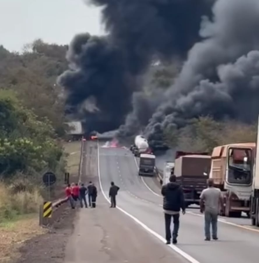 Incêndio em carretas na BR-163, em Nova Alvorada do Sul, após colisão envolvendo carga de etanol