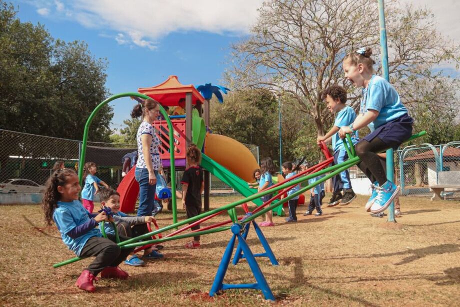 Bairro José Abrão recebe novo playground para as crianças da comunidade.
