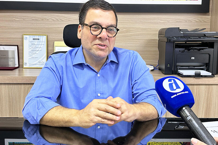 Ely Ayache recebe advogados e corretores de imóveis em evento que promove networking e homenagens.