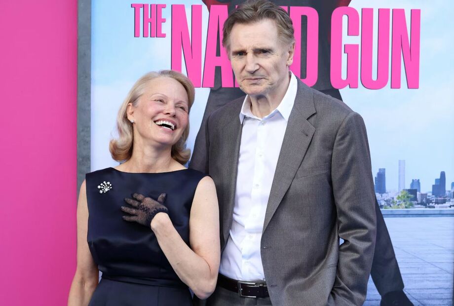 Pamela Anderson e Liam Neeson estão namorando, segundo a 'People'.