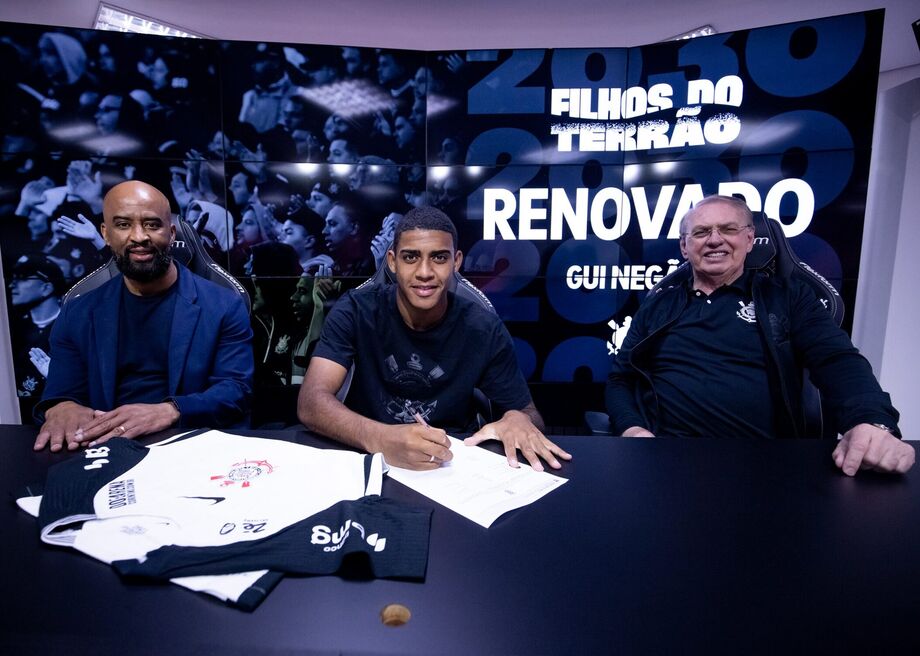 Gui Negão ao lado de Fabinho Soldado e Osmar Stabile durante renovação de contrato