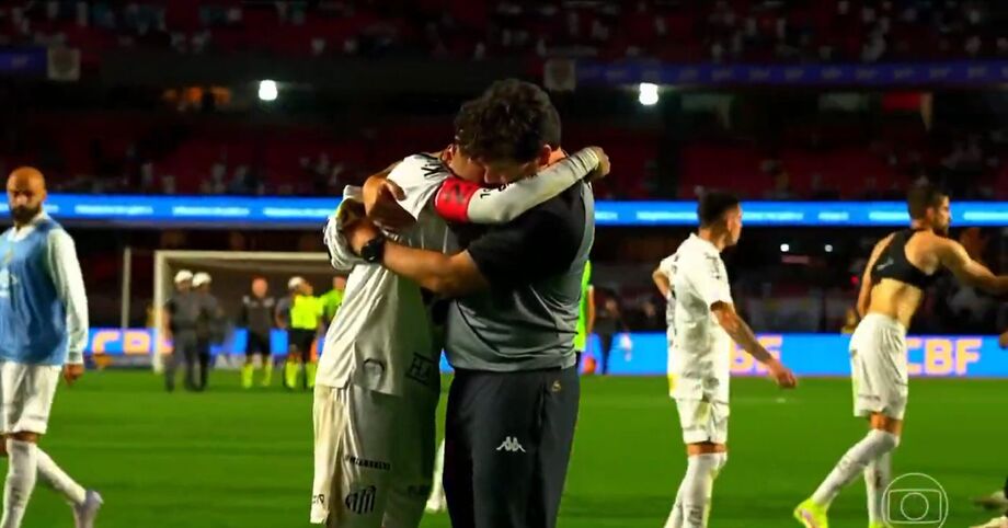 Neymar deixa gramado do MorumBis chorando após vexame do Santos e é consolado por Diniz; veja