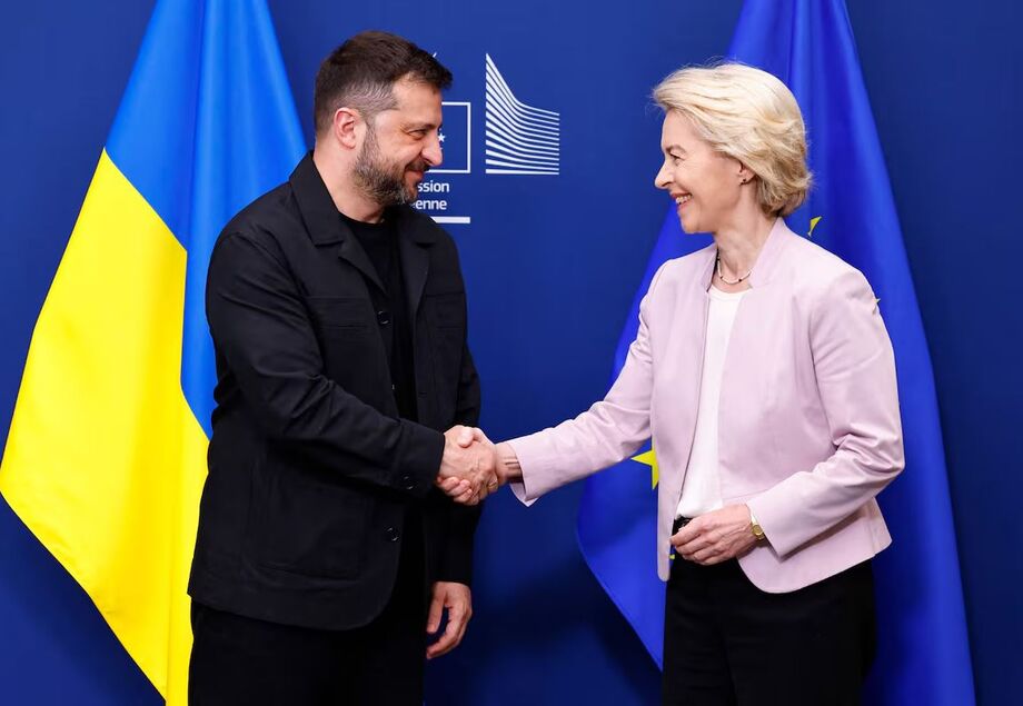 Presidente da Comissão Europeia, Ursula Von der Leyen, recebe o presidente ucraniano Volodmir Zelenski antes de uma reunião em Buxelas neste domingo, 17.