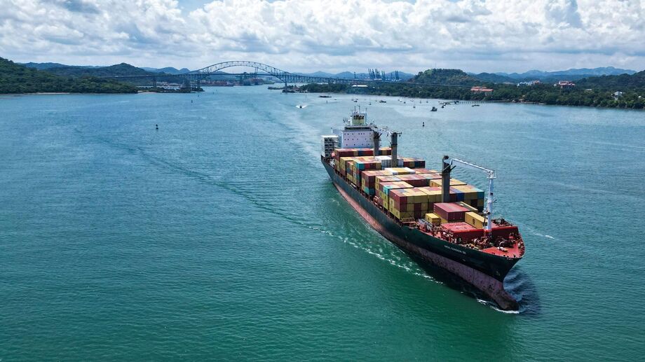 Embarcação passa pelo Canal do Panamá, perto da Cidade do Panamá, no dia 24 de agosto.