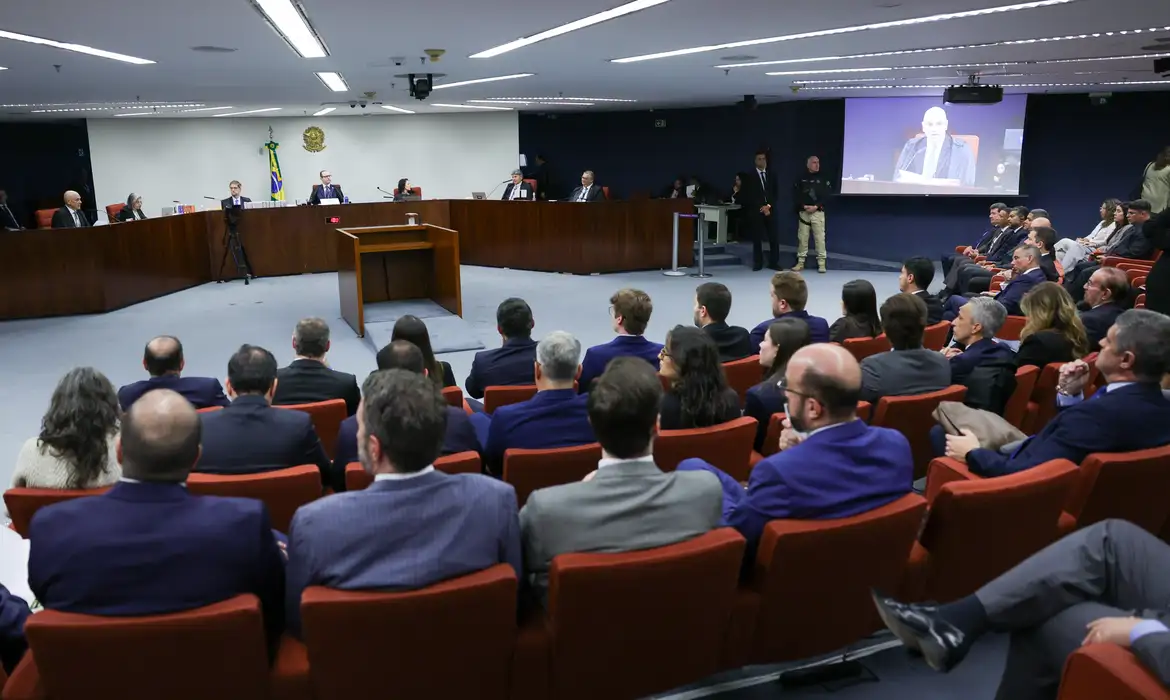 Sessão da Primeira Turma do STF nesta quarta-feira (3), em que foram apresentadas as defesas de Bolsonaro e militares acusados de tentativa de golpe.