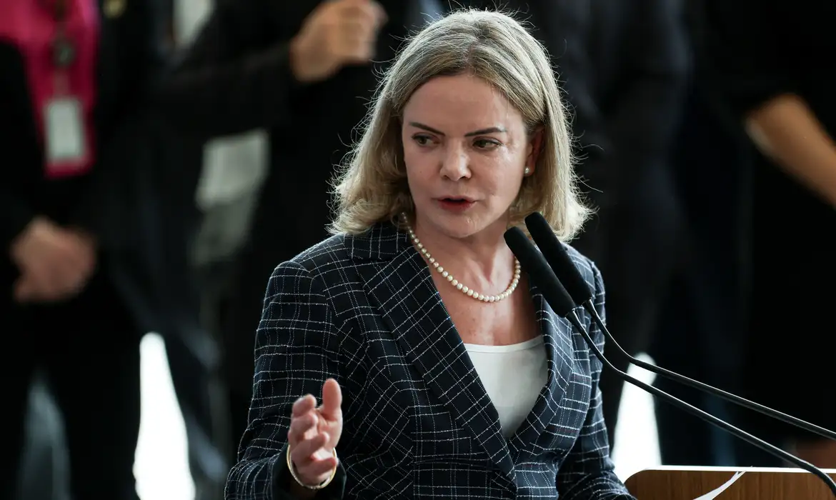 Gleisi Hoffman critica ameaça militar dos EUA ao Brasil em meio ao julgamento de Bolsonaro.