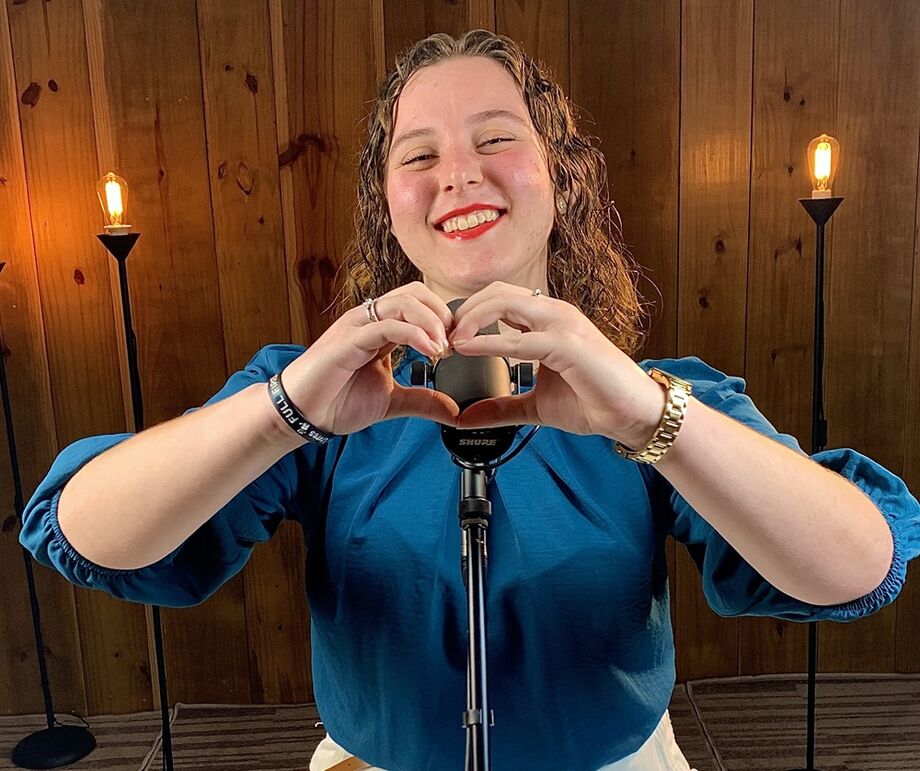 Com apenas 18 anos, cantora sul-mato-grossense estreia em inglês com clipe que mistura espiritualidade e superação