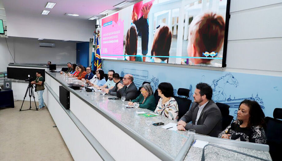Mais de 5,6 mil crianças seguem na fila por uma vaga na educação infantil de Campo Grande. A situação foi debatida em audiência pública realizada nesta segunda-feira (1º), na Câmara Municipal. O encontro reuniu vereadores, representantes do Ministéri
