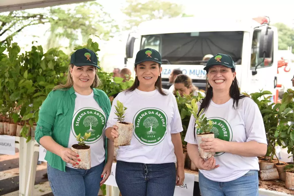 Durante ação da Semana da Árvore em Campo Grande, a prefeita Adriane Lopes (centro) participa da distribuição de mudas frutíferas à população. Foto de 2024.