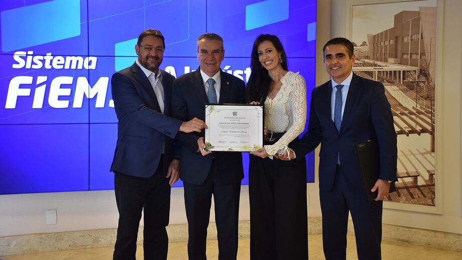 Tatiana Monteiro de Barros, fundadora da União BR, recebe título de cidadã sul-mato-grossense durante visita à Fiems, em Campo Grande.
