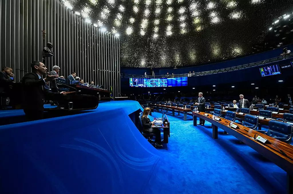 Parlamentares durante a votação do texto, no Plenário da Casa Alta.