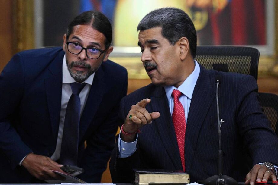 Nicolás Maduro (dir.) fala com o ministro da Comunicação, Freddy Ñáñez, em Caracas, em 2024