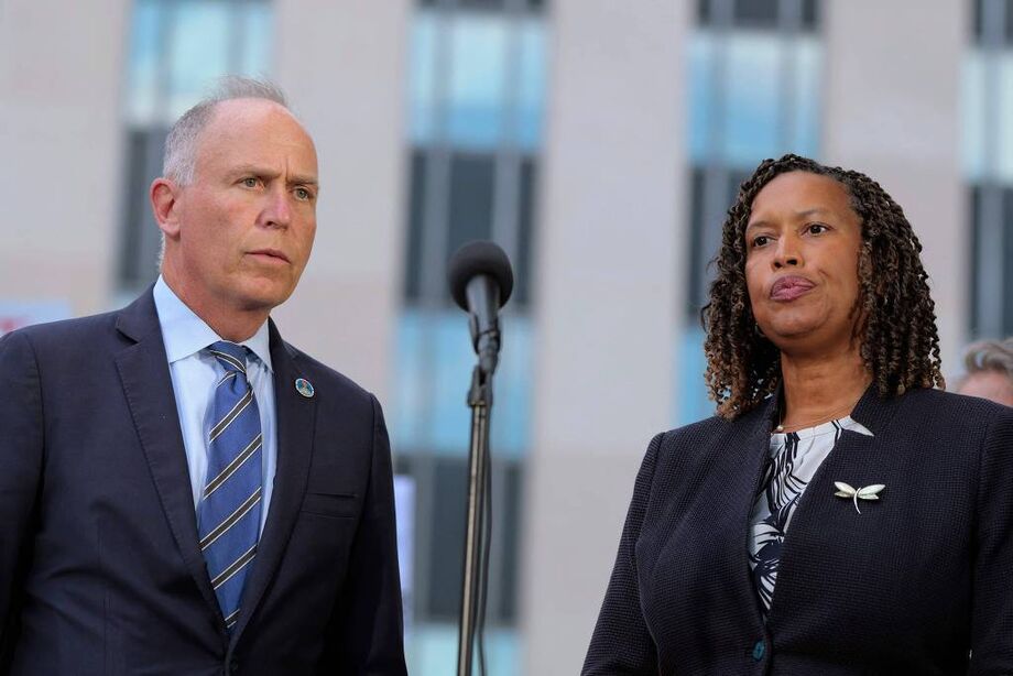 O procurador-geral de Washington, Brian Schwalb, e a prefeita da capital dos EUA, Muriel Bowser, após audiência em agosto