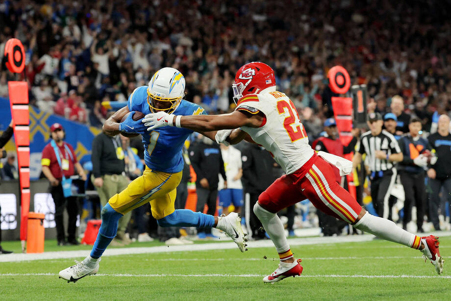 Quentin Johnston (à esq.), do Los Angeles Chargers, a caminho de um touchdown