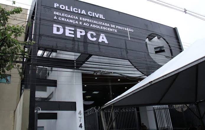 Fachada da Delegacia Especializada de Proteção à Criança e ao Adolescente (DEPCA), em Campo Grande, unidade da Polícia Civil responsável por investigar crimes contra menores.