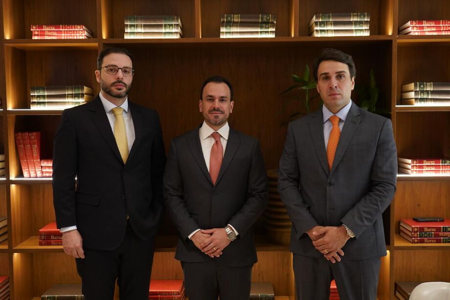 Os sócios fundadores do O.V.A Advogados Pedro Vale, Douglas de Oliveira e Lucas Orsi Abdul Ahad