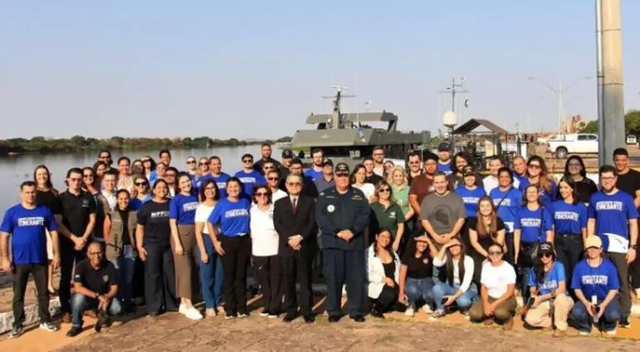 Equipe do mutirão itinerante da Justiça Federal e INSS, com apoio da Marinha, reunida em Ladário antes de partir pelo Rio Paraguai.