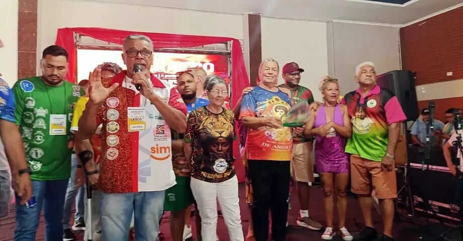 Zezinho Martinez, presidente da Liesco, durante evento em Corumbá, acompanhado por dirigentes das dez escolas de samba que participarão do Carnaval 2026