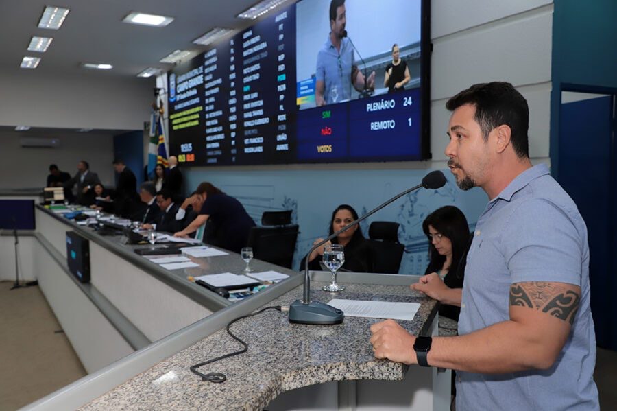 O empresário Márcio Ocampos usou a Tribuna da Câmara Municipal para pedir que a rua volte ao modelo anterior de tráfego, com faixa exclusiva de ônibus no lado direito.