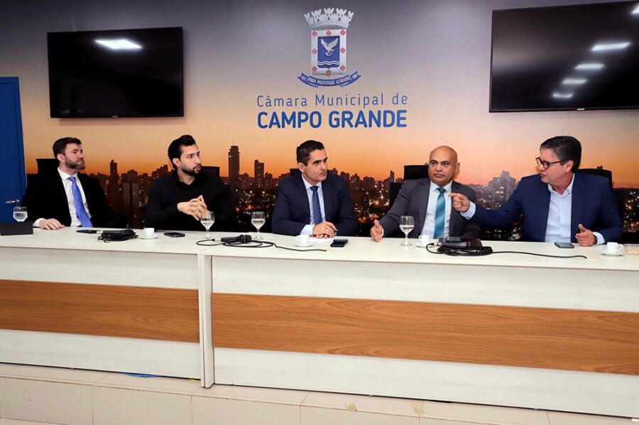 Em reunião com o secretário de Meio Ambiente e Desenvolvimento Econômico, Ademar Silva Júnior, vereadores também discutiram a modernização do PRODES e ações para fortalecer o comércio da região central.