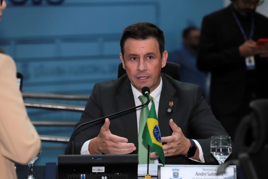 O vereador André Salineiro (PL) durante sessão da Câmara Municipal de Campo Grande que aprovou emendas ao projeto do IPTU.