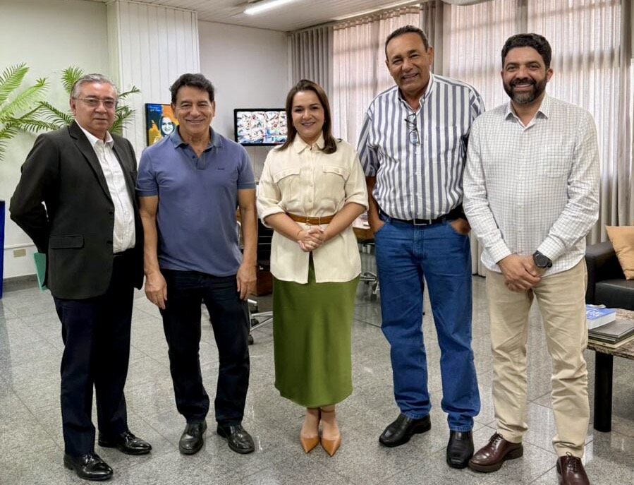 Vereador Carlão (PSB) e prefeita Adriane Lopes em audiência no Paço Municipal. À direita, Ulisses Rocha, adjunto da Segov.