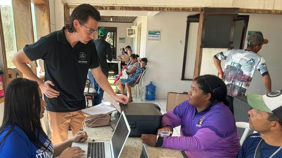 Casal pantaneiro oficializa casamento em mutirão judicial fluvial no Rio Paraguai, que leva serviços de Justiça a comunidades ribeirinhas.