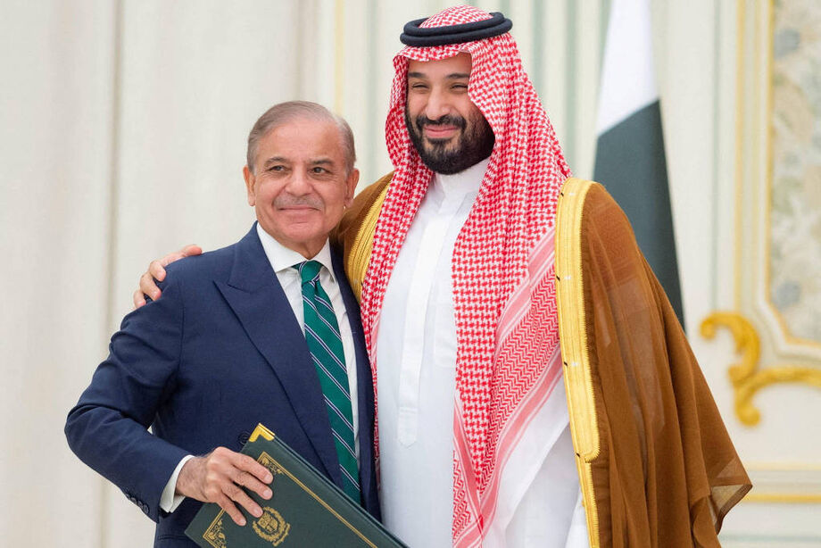 Bin Salman abraça o premiê paquistanês, Shehbaz Sharif, após assinar acordo de defesa