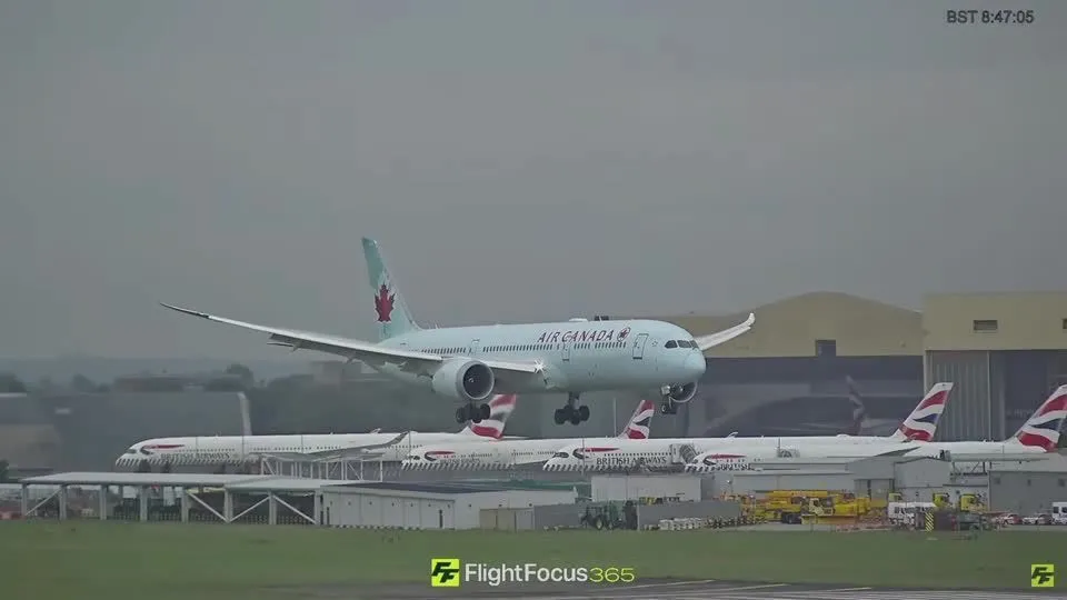 Aviões pousando no Aeroporto de Heathrow em meio a interrupções causadas por ataques cibernéticos