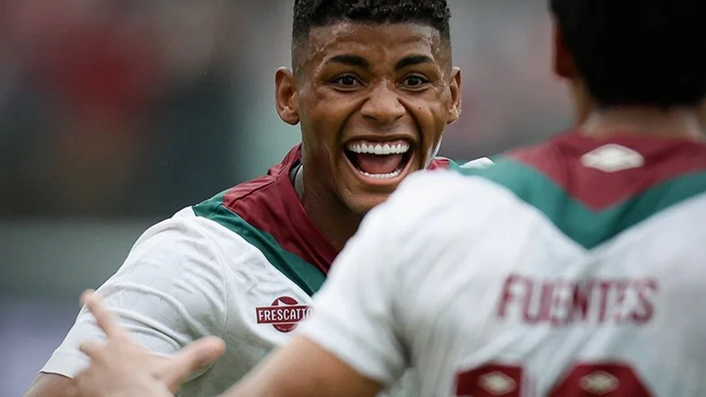 Fluminense resiste no Barradão com time alternativo e vence Vitória em jogo com duas expulsões