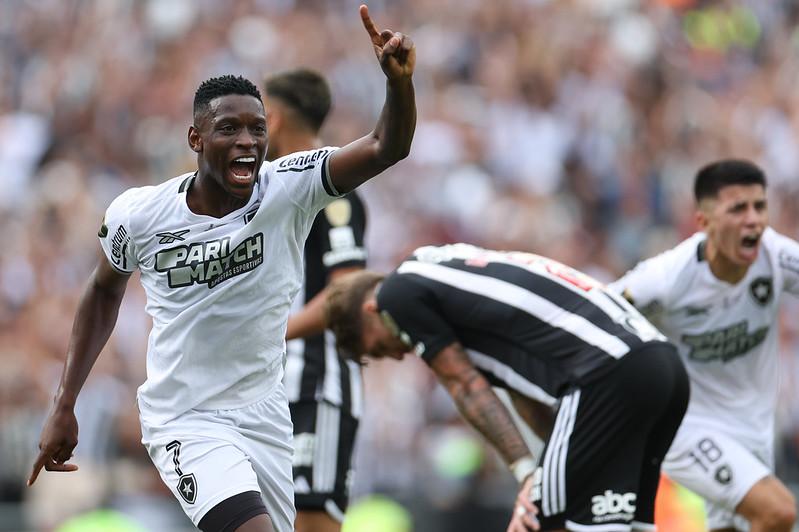 Botafogo supera expulsão no 1º tempo, vence Atlético-MG e entra no G-4 do Brasileirão