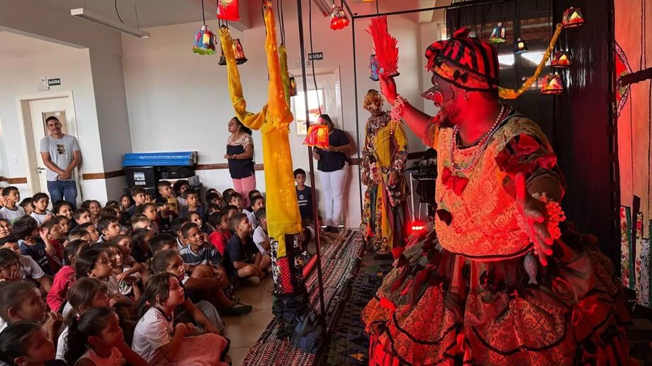 Crianças da Aldeia Urbana Inamaty Kaxé acompanham a apresentação do espetáculo Pelega e a Porca Prenha.