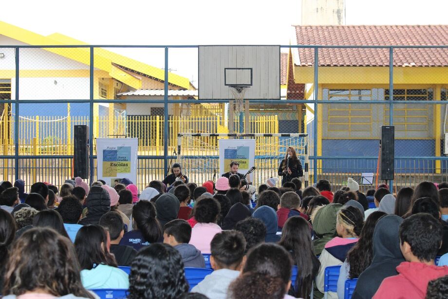 Alunos assistem atentos ao concerto do projeto Música Erudita nas Escolas, realizado pelo Trio Opus Vivare.