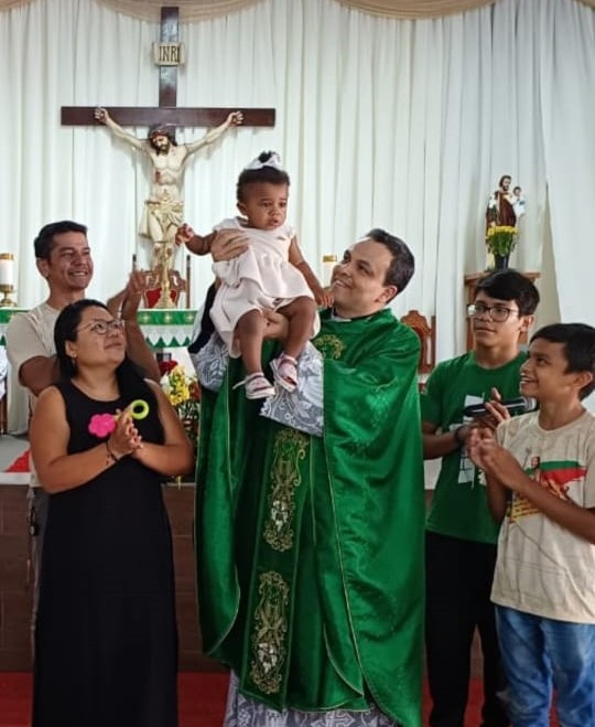 Padre celebra com fiéis durante missa no Santuário São Judas Tadeu, em Campo Grande. A comunidade se prepara para receber a relíquia do santo.