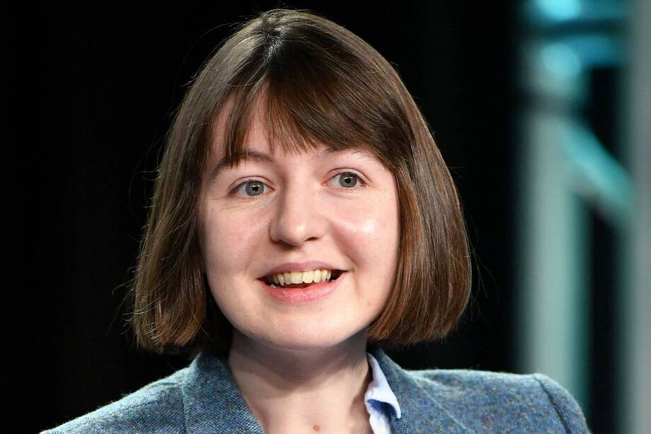 A escritora irlandesa Sally Rooney em evento de divulgação da série 'Normal People' em 2020 - Amy Sussman