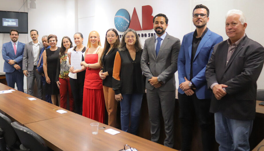 Membros da Comissão do Advogado Publicista (CAPUB) da OAB/MS durante a assinatura da Nota Técnica em defesa da advocacia publicista, realizada nesta quinta-feira (25), na sede da OAB em Campo Grande.