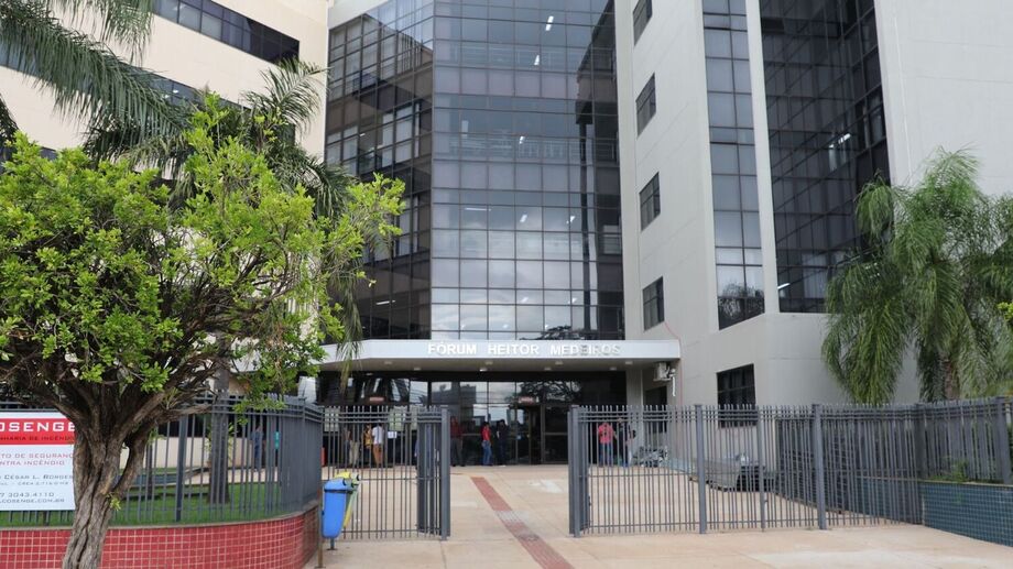 Fachada do Fórum Heitor Medeiros, em Campo Grande, onde foi proferida a decisão que condenou plataforma de delivery por danos morais.