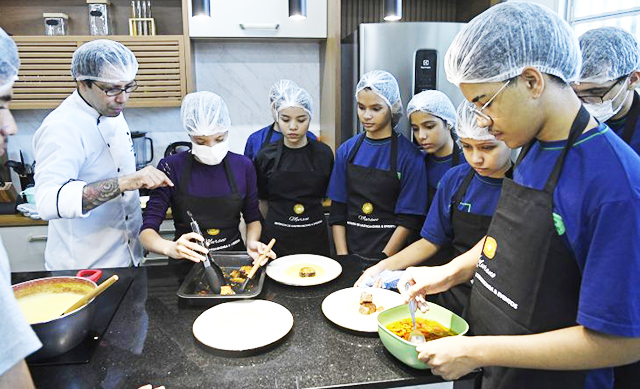 O ambiente foi estruturado para que os jovens aprendam desde receitas regionais até pratos internacionais.