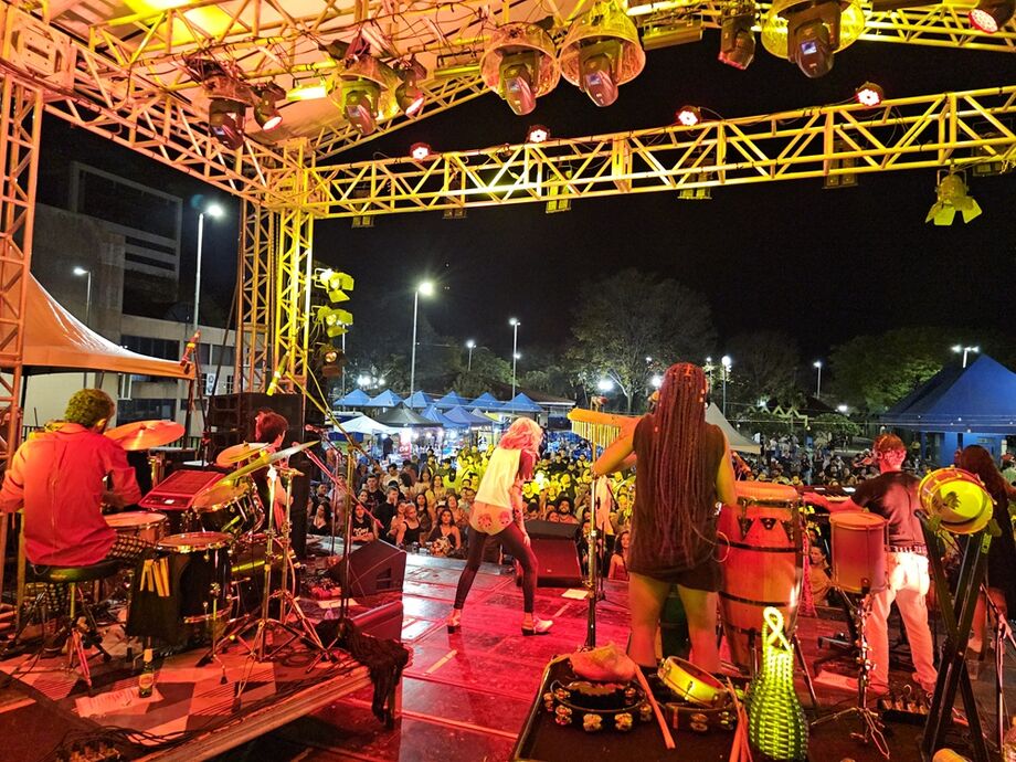 O palco iluminado e a multidão vibrando mostraram a força do FIT como evento cultural aberto e acessível