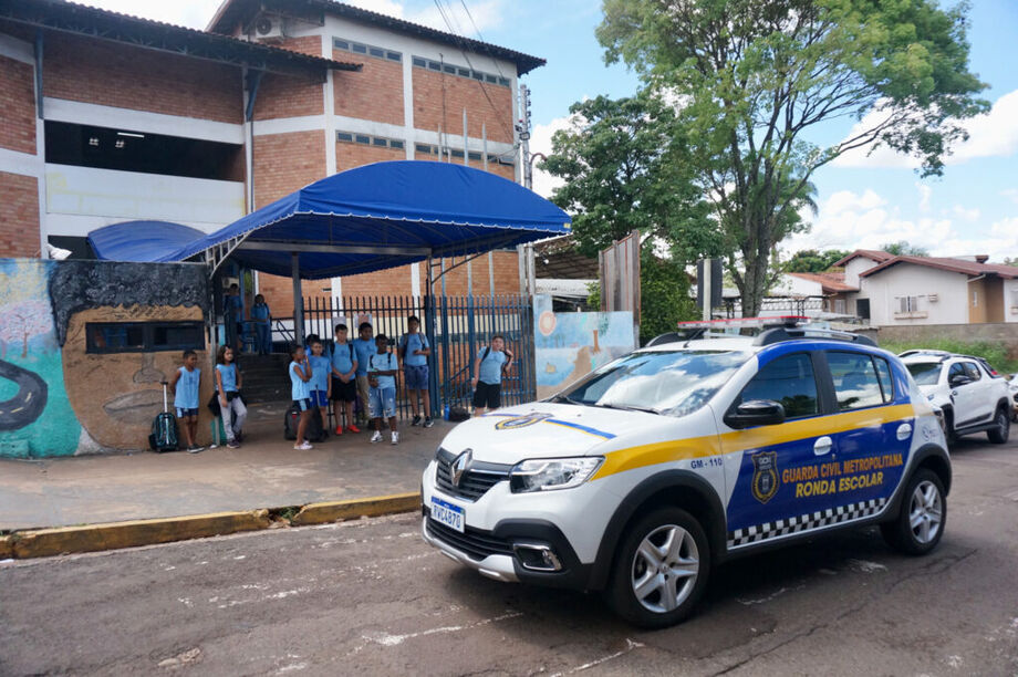 Viatura da Ronda Escolar da Guarda Civil Metropolitana em frente a uma escola municipal de Campo Grande, durante ação de patrulhamento preventivo.