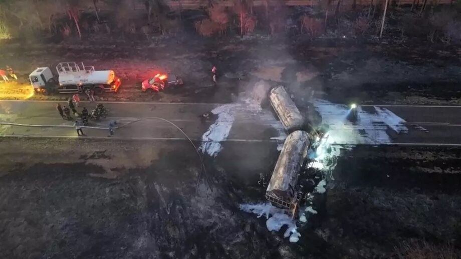 Equipes de emergência atuam no combate ao incêndio após explosão de carreta carregada com etanol na rodovia Arlindo Béttio (SP-613), em Rosana (SP), na tarde de segunda-feira (29)