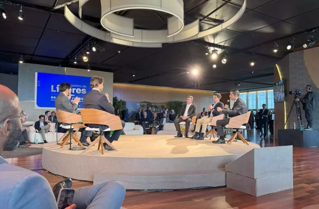 Governador Eduardo Riedel (de terno cinza) participa do painel Eficiência do Estado e Democracia, ao lado de governadores e prefeitos de todo o país.