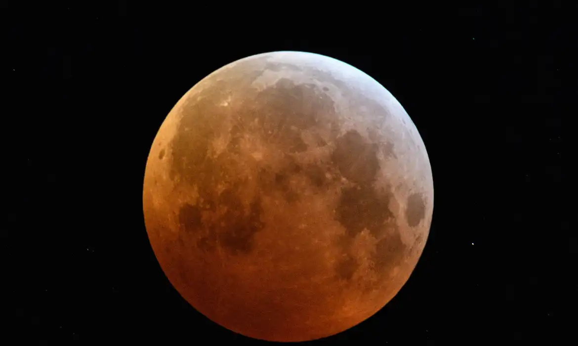 Eclipse lunar total ocorre neste domingo