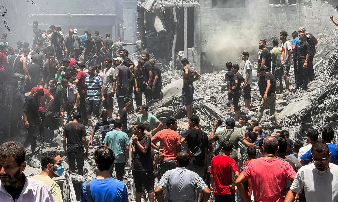 Israel lança grande ataque terrestre e diz que Gaza está em chamas