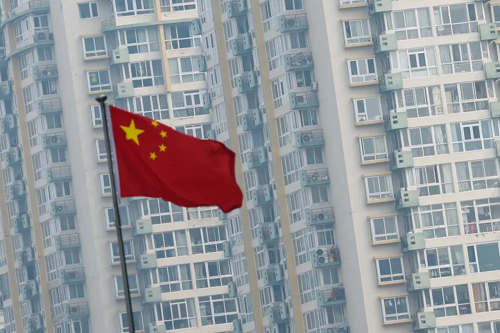 Bandeira da China perto de prédios residenciais em Pequim