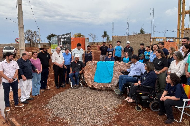 Autoridades descerram a placa da pedra fundamental da construção da nova sede da Associação Supera, em Sidrolândia, que já atende mais de 200 pessoas com deficiência.
