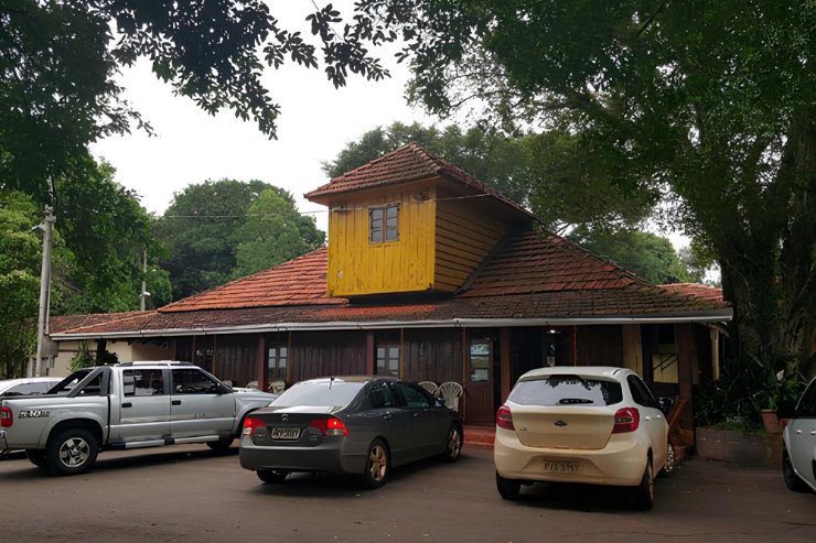 Fachada do Restaurante Água Rica, fundado em 1958 e tombado como de Valor Relevante Histórico e Cultural pelo Decreto nº 1.585/2017, patrimônio que se tornou referência para viajantes na BR-163.